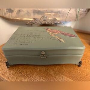 Wooden jewelry/trinket box